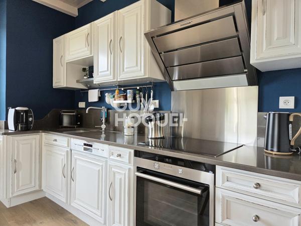 Maison à vendre de 6 pièces de 125 m² habitables (200 m2 avec garages et cave) sur un terrain de 1185 m2