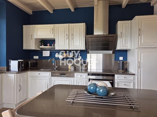 Maison à vendre de 6 pièces de 125 m² habitables (200 m2 avec garages et cave) sur un terrain de 1185 m2