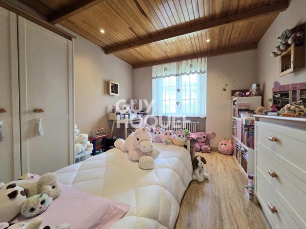 Maison à vendre de 6 pièces de 125 m² habitables (200 m2 avec garages et cave) sur un terrain de 1185 m2