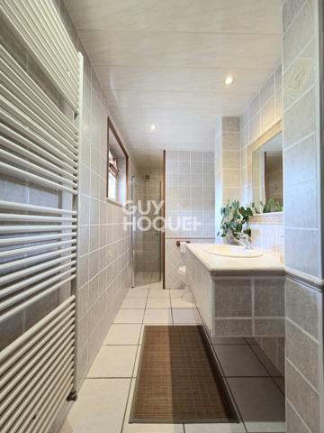 Maison à vendre de 6 pièces de 125 m² habitables (200 m2 avec garages et cave) sur un terrain de 1185 m2