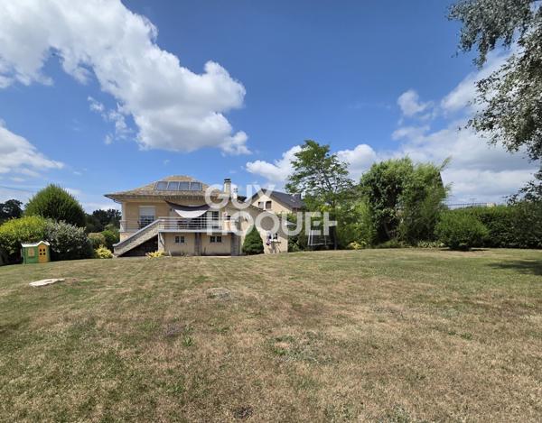 Maison à vendre de 6 pièces de 125 m² habitables (200 m2 avec garages et cave) sur un terrain de 1185 m2