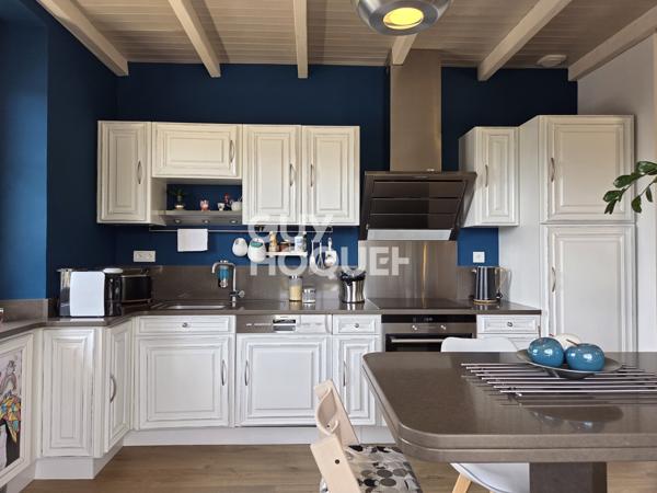 Maison à vendre de 6 pièces de 125 m² habitables (200 m2 avec garages et cave) sur un terrain de 1185 m2