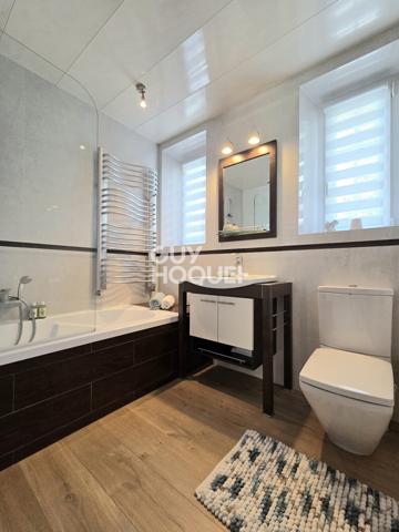 Maison à vendre de 6 pièces de 125 m² habitables (200 m2 avec garages et cave) sur un terrain de 1185 m2