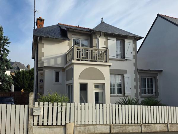 DINARD, MARCHÉ :Élégante maison rénovée – 4 chambres en suite, garage et 2 stationnements. Plages et commerces à pied.