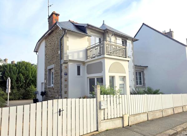 DINARD, MARCHÉ :Élégante maison rénovée – 4 chambres en suite, garage et 2 stationnements. Plages et commerces à pied.