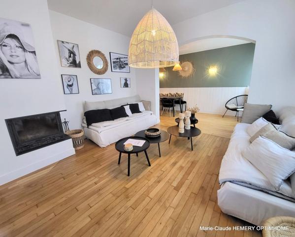 DINARD, MARCHÉ :Élégante maison rénovée – 4 chambres en suite, garage et 2 stationnements. Plages et commerces à pied.