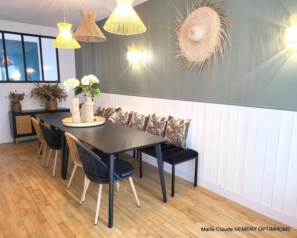 DINARD, MARCHÉ :Élégante maison rénovée – 4 chambres en suite, garage et 2 stationnements. Plages et commerces à pied.