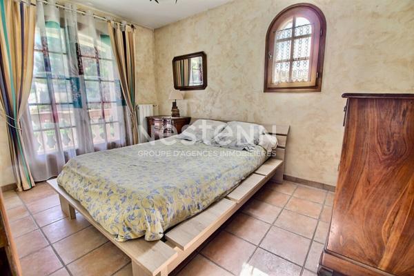 Maison composée de deux habitations (T5 140m² + T2 de 60m²) sur une parcelle de 4290m² dans un secteur prisé