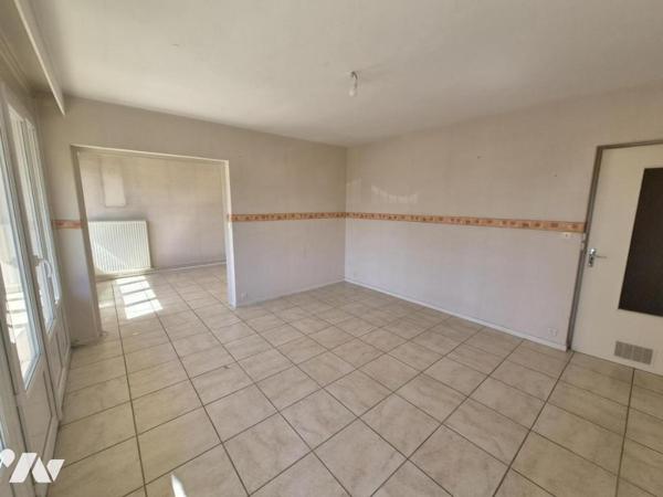 Appartement T4 77 m² -RDC sur élevé- Cave- Garage 