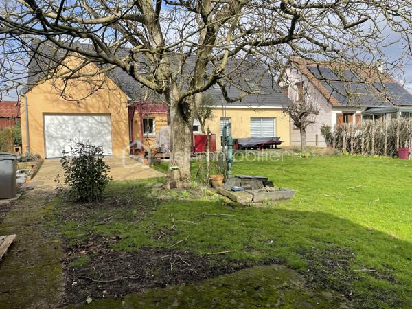Venez découvrir cette superbe maison de 142 m², bâtie en 2021, située à Béville-le-Comte, un charmant village avec commerces de proximité (boulangerie, pharmacie, coiffeur) et écoles.

Ce bien, d’environ 142 m², se compose d’un vaste salon-salle à manger lumineux (environ 55 m²), agrémenté d’une bibliothèque sur mesure, donnant sur une cuisine ouverte et une terrasse. La cuisine, de marque « Référence », est entièrement aménagée et équipée (four, plaques, hotte, friteuse, réfrigérateur, lave-vaisselle). Adjacent, vous trouverez une buanderie/cellier avec accès au double garage traversant, permettant de rejoindre le jardin.

Au rez-de-chaussée, vous profiterez d’une suite parentale avec placard et parquet en chêne de belles qualités ainsi qu’un WC séparé.

À l’étage, un palier distribue deux belles chambres spacieuses et lumineuses, une salle d’eau, ainsi qu’un autre WC séparé.

Le jardin, d’environ 850 m², propose une terrasse avec coin salon sous pergola, ainsi qu’un appentis d’environ 50 m². Le chauffage mixte (gaz et pompe à chaleur) garantit un confort optimal. Double vitrage, volets roulants électriques, portes de garage motorisées, adoucisseur d’eau, tout à l’égout, et cuve enterrée de 3 000 litres complètent les prestations.

Le DPE est de classe B pour la consommation énergétique et B pour les émissions de gaz à effet de serre. Les informations sur les risques liés à ce bien sont disponibles sur le site Géorisques (http://www.georisques.gouv.fr).

Prix de vente : 379 900 €.

Consommation énergie primaire : 77 kWh/m²/an. Montant estimé des dépenses annuelles d’énergie : entre 1 080 € et 1 500 € (abonnements compris, sur 2021, 2022 et 2023).