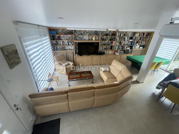 Venez découvrir cette superbe maison de 142 m², bâtie en 2021, située à Béville-le-Comte, un charmant village avec commerces de proximité (boulangerie, pharmacie, coiffeur) et écoles.

Ce bien, d’environ 142 m², se compose d’un vaste salon-salle à manger lumineux (environ 55 m²), agrémenté d’une bibliothèque sur mesure, donnant sur une cuisine ouverte et une terrasse. La cuisine, de marque « Référence », est entièrement aménagée et équipée (four, plaques, hotte, friteuse, réfrigérateur, lave-vaisselle). Adjacent, vous trouverez une buanderie/cellier avec accès au double garage traversant, permettant de rejoindre le jardin.

Au rez-de-chaussée, vous profiterez d’une suite parentale avec placard et parquet en chêne de belles qualités ainsi qu’un WC séparé.

À l’étage, un palier distribue deux belles chambres spacieuses et lumineuses, une salle d’eau, ainsi qu’un autre WC séparé.

Le jardin, d’environ 850 m², propose une terrasse avec coin salon sous pergola, ainsi qu’un appentis d’environ 50 m². Le chauffage mixte (gaz et pompe à chaleur) garantit un confort optimal. Double vitrage, volets roulants électriques, portes de garage motorisées, adoucisseur d’eau, tout à l’égout, et cuve enterrée de 3 000 litres complètent les prestations.

Le DPE est de classe B pour la consommation énergétique et B pour les émissions de gaz à effet de serre. Les informations sur les risques liés à ce bien sont disponibles sur le site Géorisques (http://www.georisques.gouv.fr).

Prix de vente : 379 900 €.

Consommation énergie primaire : 77 kWh/m²/an. Montant estimé des dépenses annuelles d’énergie : entre 1 080 € et 1 500 € (abonnements compris, sur 2021, 2022 et 2023).