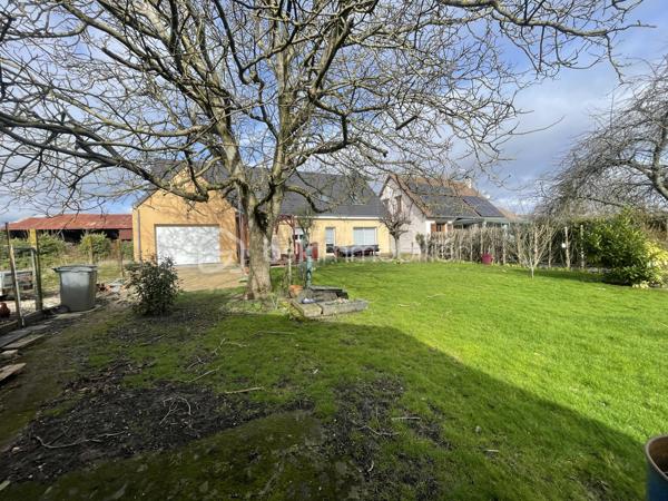 Venez découvrir cette superbe maison de 142 m², bâtie en 2021, située à Béville-le-Comte, un charmant village avec commerces de proximité (boulangerie, pharmacie, coiffeur) et écoles.

Ce bien, d’environ 142 m², se compose d’un vaste salon-salle à manger lumineux (environ 55 m²), agrémenté d’une bibliothèque sur mesure, donnant sur une cuisine ouverte et une terrasse. La cuisine, de marque « Référence », est entièrement aménagée et équipée (four, plaques, hotte, friteuse, réfrigérateur, lave-vaisselle). Adjacent, vous trouverez une buanderie/cellier avec accès au double garage traversant, permettant de rejoindre le jardin.

Au rez-de-chaussée, vous profiterez d’une suite parentale avec placard et parquet en chêne de belles qualités ainsi qu’un WC séparé.

À l’étage, un palier distribue deux belles chambres spacieuses et lumineuses, une salle d’eau, ainsi qu’un autre WC séparé.

Le jardin, d’environ 850 m², propose une terrasse avec coin salon sous pergola, ainsi qu’un appentis d’environ 50 m². Le chauffage mixte (gaz et pompe à chaleur) garantit un confort optimal. Double vitrage, volets roulants électriques, portes de garage motorisées, adoucisseur d’eau, tout à l’égout, et cuve enterrée de 3 000 litres complètent les prestations.

Le DPE est de classe B pour la consommation énergétique et B pour les émissions de gaz à effet de serre. Les informations sur les risques liés à ce bien sont disponibles sur le site Géorisques (http://www.georisques.gouv.fr).

Prix de vente : 379 900 €.

Consommation énergie primaire : 77 kWh/m²/an. Montant estimé des dépenses annuelles d’énergie : entre 1 080 € et 1 500 € (abonnements compris, sur 2021, 2022 et 2023).