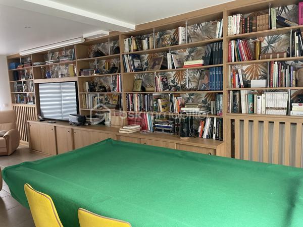 Venez découvrir cette superbe maison de 142 m², bâtie en 2021, située à Béville-le-Comte, un charmant village avec commerces de proximité (boulangerie, pharmacie, coiffeur) et écoles.

Ce bien, d’environ 142 m², se compose d’un vaste salon-salle à manger lumineux (environ 55 m²), agrémenté d’une bibliothèque sur mesure, donnant sur une cuisine ouverte et une terrasse. La cuisine, de marque « Référence », est entièrement aménagée et équipée (four, plaques, hotte, friteuse, réfrigérateur, lave-vaisselle). Adjacent, vous trouverez une buanderie/cellier avec accès au double garage traversant, permettant de rejoindre le jardin.

Au rez-de-chaussée, vous profiterez d’une suite parentale avec placard et parquet en chêne de belles qualités ainsi qu’un WC séparé.

À l’étage, un palier distribue deux belles chambres spacieuses et lumineuses, une salle d’eau, ainsi qu’un autre WC séparé.

Le jardin, d’environ 850 m², propose une terrasse avec coin salon sous pergola, ainsi qu’un appentis d’environ 50 m². Le chauffage mixte (gaz et pompe à chaleur) garantit un confort optimal. Double vitrage, volets roulants électriques, portes de garage motorisées, adoucisseur d’eau, tout à l’égout, et cuve enterrée de 3 000 litres complètent les prestations.

Le DPE est de classe B pour la consommation énergétique et B pour les émissions de gaz à effet de serre. Les informations sur les risques liés à ce bien sont disponibles sur le site Géorisques (http://www.georisques.gouv.fr).

Prix de vente : 379 900 €.

Consommation énergie primaire : 77 kWh/m²/an. Montant estimé des dépenses annuelles d’énergie : entre 1 080 € et 1 500 € (abonnements compris, sur 2021, 2022 et 2023).
