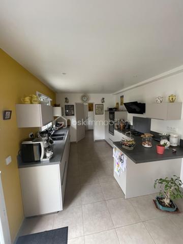 Venez découvrir cette superbe maison de 142 m², bâtie en 2021, située à Béville-le-Comte, un charmant village avec commerces de proximité (boulangerie, pharmacie, coiffeur) et écoles.

Ce bien, d’environ 142 m², se compose d’un vaste salon-salle à manger lumineux (environ 55 m²), agrémenté d’une bibliothèque sur mesure, donnant sur une cuisine ouverte et une terrasse. La cuisine, de marque « Référence », est entièrement aménagée et équipée (four, plaques, hotte, friteuse, réfrigérateur, lave-vaisselle). Adjacent, vous trouverez une buanderie/cellier avec accès au double garage traversant, permettant de rejoindre le jardin.

Au rez-de-chaussée, vous profiterez d’une suite parentale avec placard et parquet en chêne de belles qualités ainsi qu’un WC séparé.

À l’étage, un palier distribue deux belles chambres spacieuses et lumineuses, une salle d’eau, ainsi qu’un autre WC séparé.

Le jardin, d’environ 850 m², propose une terrasse avec coin salon sous pergola, ainsi qu’un appentis d’environ 50 m². Le chauffage mixte (gaz et pompe à chaleur) garantit un confort optimal. Double vitrage, volets roulants électriques, portes de garage motorisées, adoucisseur d’eau, tout à l’égout, et cuve enterrée de 3 000 litres complètent les prestations.

Le DPE est de classe B pour la consommation énergétique et B pour les émissions de gaz à effet de serre. Les informations sur les risques liés à ce bien sont disponibles sur le site Géorisques (http://www.georisques.gouv.fr).

Prix de vente : 379 900 €.

Consommation énergie primaire : 77 kWh/m²/an. Montant estimé des dépenses annuelles d’énergie : entre 1 080 € et 1 500 € (abonnements compris, sur 2021, 2022 et 2023).
