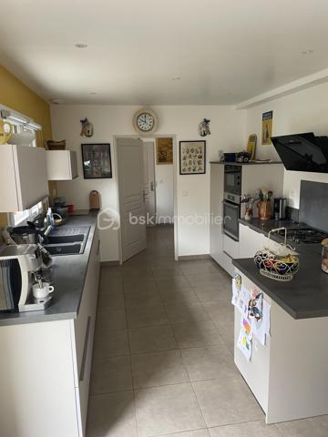 Venez découvrir cette superbe maison de 142 m², bâtie en 2021, située à Béville-le-Comte, un charmant village avec commerces de proximité (boulangerie, pharmacie, coiffeur) et écoles.

Ce bien, d’environ 142 m², se compose d’un vaste salon-salle à manger lumineux (environ 55 m²), agrémenté d’une bibliothèque sur mesure, donnant sur une cuisine ouverte et une terrasse. La cuisine, de marque « Référence », est entièrement aménagée et équipée (four, plaques, hotte, friteuse, réfrigérateur, lave-vaisselle). Adjacent, vous trouverez une buanderie/cellier avec accès au double garage traversant, permettant de rejoindre le jardin.

Au rez-de-chaussée, vous profiterez d’une suite parentale avec placard et parquet en chêne de belles qualités ainsi qu’un WC séparé.

À l’étage, un palier distribue deux belles chambres spacieuses et lumineuses, une salle d’eau, ainsi qu’un autre WC séparé.

Le jardin, d’environ 850 m², propose une terrasse avec coin salon sous pergola, ainsi qu’un appentis d’environ 50 m². Le chauffage mixte (gaz et pompe à chaleur) garantit un confort optimal. Double vitrage, volets roulants électriques, portes de garage motorisées, adoucisseur d’eau, tout à l’égout, et cuve enterrée de 3 000 litres complètent les prestations.

Le DPE est de classe B pour la consommation énergétique et B pour les émissions de gaz à effet de serre. Les informations sur les risques liés à ce bien sont disponibles sur le site Géorisques (http://www.georisques.gouv.fr).

Prix de vente : 379 900 €.

Consommation énergie primaire : 77 kWh/m²/an. Montant estimé des dépenses annuelles d’énergie : entre 1 080 € et 1 500 € (abonnements compris, sur 2021, 2022 et 2023).