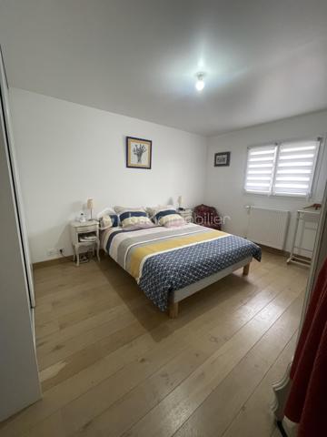 Venez découvrir cette superbe maison de 142 m², bâtie en 2021, située à Béville-le-Comte, un charmant village avec commerces de proximité (boulangerie, pharmacie, coiffeur) et écoles.

Ce bien, d’environ 142 m², se compose d’un vaste salon-salle à manger lumineux (environ 55 m²), agrémenté d’une bibliothèque sur mesure, donnant sur une cuisine ouverte et une terrasse. La cuisine, de marque « Référence », est entièrement aménagée et équipée (four, plaques, hotte, friteuse, réfrigérateur, lave-vaisselle). Adjacent, vous trouverez une buanderie/cellier avec accès au double garage traversant, permettant de rejoindre le jardin.

Au rez-de-chaussée, vous profiterez d’une suite parentale avec placard et parquet en chêne de belles qualités ainsi qu’un WC séparé.

À l’étage, un palier distribue deux belles chambres spacieuses et lumineuses, une salle d’eau, ainsi qu’un autre WC séparé.

Le jardin, d’environ 850 m², propose une terrasse avec coin salon sous pergola, ainsi qu’un appentis d’environ 50 m². Le chauffage mixte (gaz et pompe à chaleur) garantit un confort optimal. Double vitrage, volets roulants électriques, portes de garage motorisées, adoucisseur d’eau, tout à l’égout, et cuve enterrée de 3 000 litres complètent les prestations.

Le DPE est de classe B pour la consommation énergétique et B pour les émissions de gaz à effet de serre. Les informations sur les risques liés à ce bien sont disponibles sur le site Géorisques (http://www.georisques.gouv.fr).

Prix de vente : 379 900 €.

Consommation énergie primaire : 77 kWh/m²/an. Montant estimé des dépenses annuelles d’énergie : entre 1 080 € et 1 500 € (abonnements compris, sur 2021, 2022 et 2023).