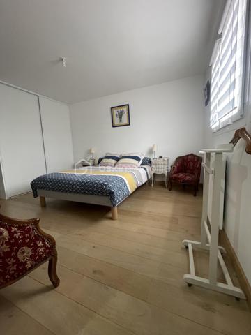 Venez découvrir cette superbe maison de 142 m², bâtie en 2021, située à Béville-le-Comte, un charmant village avec commerces de proximité (boulangerie, pharmacie, coiffeur) et écoles.

Ce bien, d’environ 142 m², se compose d’un vaste salon-salle à manger lumineux (environ 55 m²), agrémenté d’une bibliothèque sur mesure, donnant sur une cuisine ouverte et une terrasse. La cuisine, de marque « Référence », est entièrement aménagée et équipée (four, plaques, hotte, friteuse, réfrigérateur, lave-vaisselle). Adjacent, vous trouverez une buanderie/cellier avec accès au double garage traversant, permettant de rejoindre le jardin.

Au rez-de-chaussée, vous profiterez d’une suite parentale avec placard et parquet en chêne de belles qualités ainsi qu’un WC séparé.

À l’étage, un palier distribue deux belles chambres spacieuses et lumineuses, une salle d’eau, ainsi qu’un autre WC séparé.

Le jardin, d’environ 850 m², propose une terrasse avec coin salon sous pergola, ainsi qu’un appentis d’environ 50 m². Le chauffage mixte (gaz et pompe à chaleur) garantit un confort optimal. Double vitrage, volets roulants électriques, portes de garage motorisées, adoucisseur d’eau, tout à l’égout, et cuve enterrée de 3 000 litres complètent les prestations.

Le DPE est de classe B pour la consommation énergétique et B pour les émissions de gaz à effet de serre. Les informations sur les risques liés à ce bien sont disponibles sur le site Géorisques (http://www.georisques.gouv.fr).

Prix de vente : 379 900 €.

Consommation énergie primaire : 77 kWh/m²/an. Montant estimé des dépenses annuelles d’énergie : entre 1 080 € et 1 500 € (abonnements compris, sur 2021, 2022 et 2023).