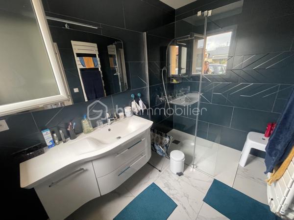 Venez découvrir cette superbe maison de 142 m², bâtie en 2021, située à Béville-le-Comte, un charmant village avec commerces de proximité (boulangerie, pharmacie, coiffeur) et écoles.

Ce bien, d’environ 142 m², se compose d’un vaste salon-salle à manger lumineux (environ 55 m²), agrémenté d’une bibliothèque sur mesure, donnant sur une cuisine ouverte et une terrasse. La cuisine, de marque « Référence », est entièrement aménagée et équipée (four, plaques, hotte, friteuse, réfrigérateur, lave-vaisselle). Adjacent, vous trouverez une buanderie/cellier avec accès au double garage traversant, permettant de rejoindre le jardin.

Au rez-de-chaussée, vous profiterez d’une suite parentale avec placard et parquet en chêne de belles qualités ainsi qu’un WC séparé.

À l’étage, un palier distribue deux belles chambres spacieuses et lumineuses, une salle d’eau, ainsi qu’un autre WC séparé.

Le jardin, d’environ 850 m², propose une terrasse avec coin salon sous pergola, ainsi qu’un appentis d’environ 50 m². Le chauffage mixte (gaz et pompe à chaleur) garantit un confort optimal. Double vitrage, volets roulants électriques, portes de garage motorisées, adoucisseur d’eau, tout à l’égout, et cuve enterrée de 3 000 litres complètent les prestations.

Le DPE est de classe B pour la consommation énergétique et B pour les émissions de gaz à effet de serre. Les informations sur les risques liés à ce bien sont disponibles sur le site Géorisques (http://www.georisques.gouv.fr).

Prix de vente : 379 900 €.

Consommation énergie primaire : 77 kWh/m²/an. Montant estimé des dépenses annuelles d’énergie : entre 1 080 € et 1 500 € (abonnements compris, sur 2021, 2022 et 2023).