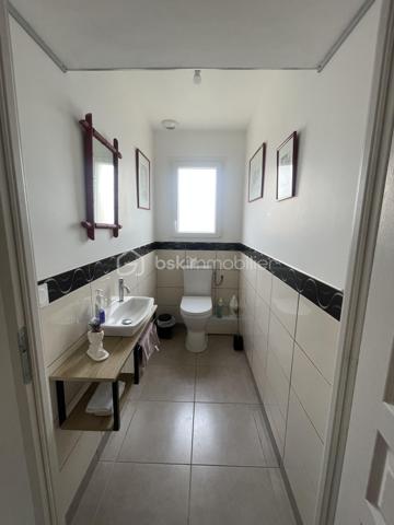 Venez découvrir cette superbe maison de 142 m², bâtie en 2021, située à Béville-le-Comte, un charmant village avec commerces de proximité (boulangerie, pharmacie, coiffeur) et écoles.

Ce bien, d’environ 142 m², se compose d’un vaste salon-salle à manger lumineux (environ 55 m²), agrémenté d’une bibliothèque sur mesure, donnant sur une cuisine ouverte et une terrasse. La cuisine, de marque « Référence », est entièrement aménagée et équipée (four, plaques, hotte, friteuse, réfrigérateur, lave-vaisselle). Adjacent, vous trouverez une buanderie/cellier avec accès au double garage traversant, permettant de rejoindre le jardin.

Au rez-de-chaussée, vous profiterez d’une suite parentale avec placard et parquet en chêne de belles qualités ainsi qu’un WC séparé.

À l’étage, un palier distribue deux belles chambres spacieuses et lumineuses, une salle d’eau, ainsi qu’un autre WC séparé.

Le jardin, d’environ 850 m², propose une terrasse avec coin salon sous pergola, ainsi qu’un appentis d’environ 50 m². Le chauffage mixte (gaz et pompe à chaleur) garantit un confort optimal. Double vitrage, volets roulants électriques, portes de garage motorisées, adoucisseur d’eau, tout à l’égout, et cuve enterrée de 3 000 litres complètent les prestations.

Le DPE est de classe B pour la consommation énergétique et B pour les émissions de gaz à effet de serre. Les informations sur les risques liés à ce bien sont disponibles sur le site Géorisques (http://www.georisques.gouv.fr).

Prix de vente : 379 900 €.

Consommation énergie primaire : 77 kWh/m²/an. Montant estimé des dépenses annuelles d’énergie : entre 1 080 € et 1 500 € (abonnements compris, sur 2021, 2022 et 2023).