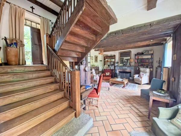 Vente                                                      Propriété
                        
                     7 pièces                      195 m2                     à Saint-Amans-Valtoret