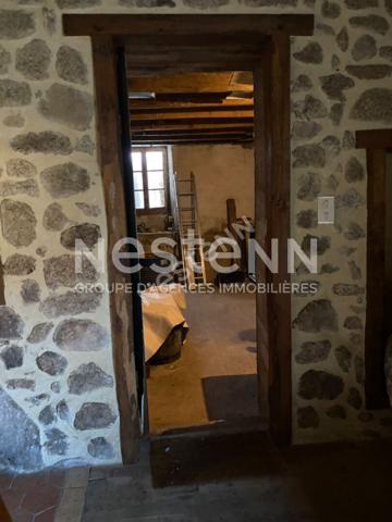 Charmante maison atypique avec grange à Saint-Estèphe, proche de l'étang au calme