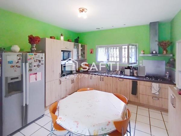 Maison de contemporaine, grand garage de 180m²