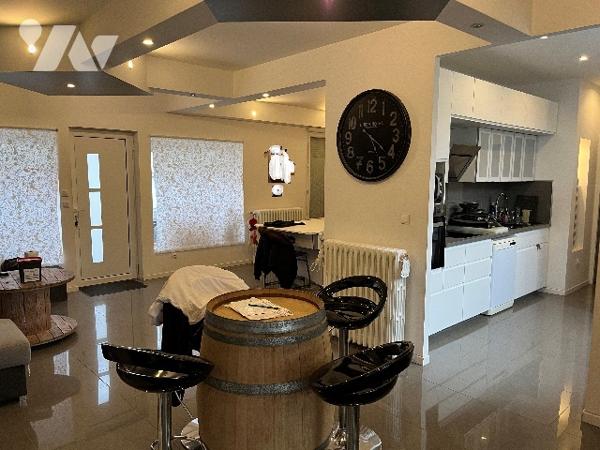 Maison d'habitation comprenant : salon-séjour, cuisine, 3 chambres, salle de bains, garage, cour.