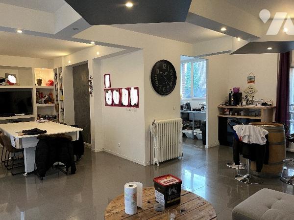 Maison d'habitation comprenant : salon-séjour, cuisine, 3 chambres, salle de bains, garage, cour.