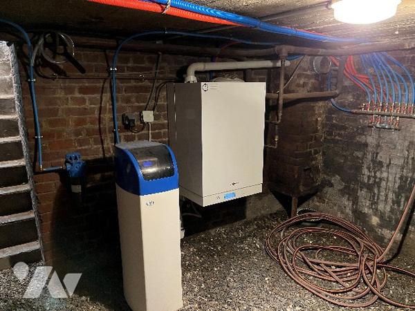 Maison d'habitation comprenant : salon-séjour, cuisine, 3 chambres, salle de bains, garage, cour.