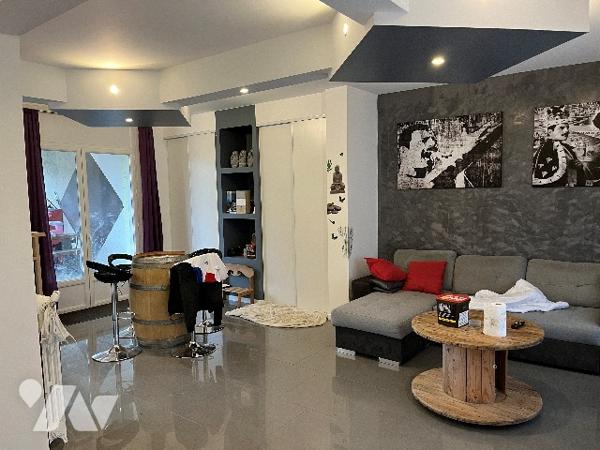 Maison d'habitation comprenant : salon-séjour, cuisine, 3 chambres, salle de bains, garage, cour.