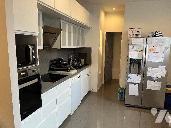 Maison d'habitation comprenant : salon-séjour, cuisine, 3 chambres, salle de bains, garage, cour.