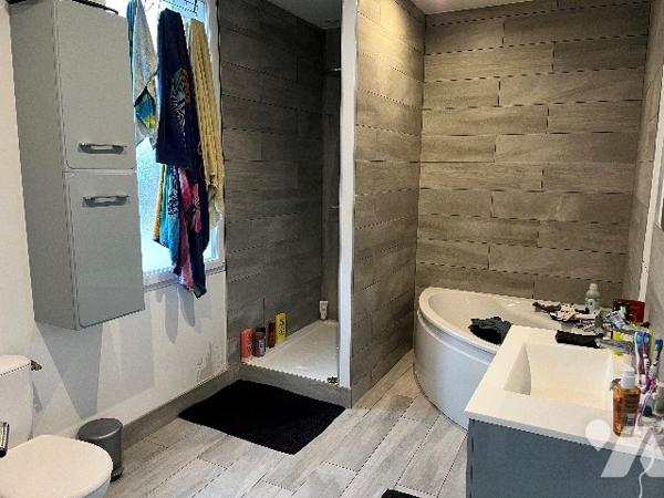 Maison d'habitation comprenant : salon-séjour, cuisine, 3 chambres, salle de bains, garage, cour.