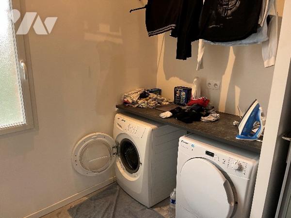 Maison d'habitation comprenant : salon-séjour, cuisine, 3 chambres, salle de bains, garage, cour.