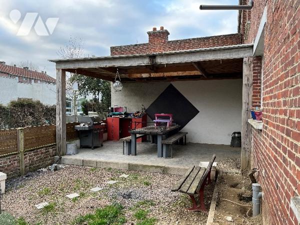 Maison d'habitation comprenant : salon-séjour, cuisine, 3 chambres, salle de bains, garage, cour.