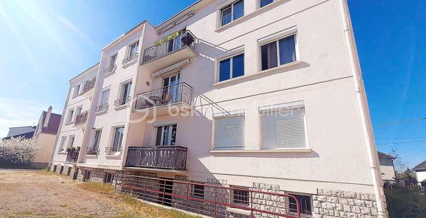 Idéalement situé à Saint-Jean-de-la-Ruelle, à la limite de Saran et Orléans, cet appartement de 87 m² se trouve au 2ᵉ étage d’une résidence sécurisée et intimiste composée de seulement 6 logements.

Vous bénéficierez d’un environnement pratique avec toutes les commodités à proximité : commerces, écoles, crèche, transports et accès rapide à la tangentielle.

L’appartement se compose :
- d’une entrée avec placard,
- d’une spacieuse cuisine avec loggia, ouverte sur un agréable séjour lumineux donnant accès à un balcon,
- d’un espace nuit comprenant 3 chambres (dont 2 avec placards),
- d’une salle d’eau moderne,
- d’un WC indépendant.

En complément, vous profiterez :
- d'une grande cave de 20 m²,
- d'un garage de 20 m²,
- d'une vaste cour commune fermée au sein de la résidence.

Charges de copropriété : environ 200 €/mois, incluant le chauffage (30 % fixe / 70 % modulable selon consommation) ainsi que l’eau froide.

Les atouts :
✔ Balcon agréable
✔ Cave spacieuse de 20 m² et garage
✔ Environnement calme
✔ Résidence sécurisée avec grande cour fermée