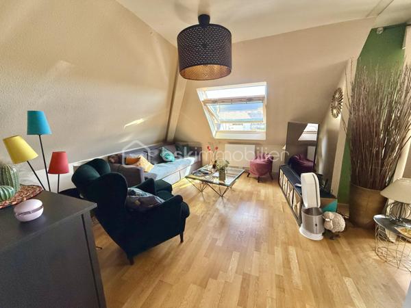 Venez découvrir cet appartement de 58,54 m² Carrez (72 m² au sol) faisant partie d’une petite copropriété de 6 logements.
Vendu libre de toute occupation, sans travaux à prévoir.

Le bien bénéficie d’une configuration modulable :
Configuration actuelle :
•	Un beau séjour lumineux agrandi grâce à l’ouverture d’une ancienne chambre, offrant une superficie de 28,14m² Carrez (33m² au sol)
•	Une chambre indépendante de 8,62 m² Carrez (14 m² au sol)
•	Une cuisine équipée
•	Une salle de bains
•	Des WC séparés avec point d’eau

Configuration d’origine possible :
La cloison d’origine étant conservée, il est possible de recréer facilement la deuxième chambre afin de retrouver la configuration initiale avec :
•	Un séjour de 17,54 m² Carrez
•	Une chambre de 10,60 m² Carrez (16 m² au sol)
•	Une chambre de 8,62 m² Carrez (14 m² au sol)

Le bien comprend également un balcon, une cave ainsi qu’une place de stationnement privative dans la cour à l’arrière de l’immeuble.
La copropriété dispose d’un jardin commun en bord de Bruche, offrant un cadre agréable avec une absence de vis-à-vis. L’immeuble est situé dans une rue peu passante, tout en restant proche des commerces, transports et commodités.

DPE : D – B. 
Compteurs d’eau et d’électricité individuels. Chauffage électrique. Immeuble raccordé à la fibre. Copropriété calme et bien entretenue. Nombreux espaces de rangement fonctionnels.