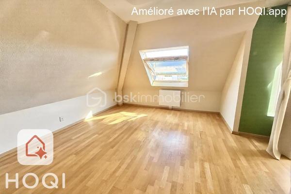 Venez découvrir cet appartement de 58,54 m² Carrez (72 m² au sol) faisant partie d’une petite copropriété de 6 logements.
Vendu libre de toute occupation, sans travaux à prévoir.

Le bien bénéficie d’une configuration modulable :
Configuration actuelle :
•	Un beau séjour lumineux agrandi grâce à l’ouverture d’une ancienne chambre, offrant une superficie de 28,14m² Carrez (33m² au sol)
•	Une chambre indépendante de 8,62 m² Carrez (14 m² au sol)
•	Une cuisine équipée
•	Une salle de bains
•	Des WC séparés avec point d’eau

Configuration d’origine possible :
La cloison d’origine étant conservée, il est possible de recréer facilement la deuxième chambre afin de retrouver la configuration initiale avec :
•	Un séjour de 17,54 m² Carrez
•	Une chambre de 10,60 m² Carrez (16 m² au sol)
•	Une chambre de 8,62 m² Carrez (14 m² au sol)

Le bien comprend également un balcon, une cave ainsi qu’une place de stationnement privative dans la cour à l’arrière de l’immeuble.
La copropriété dispose d’un jardin commun en bord de Bruche, offrant un cadre agréable avec une absence de vis-à-vis. L’immeuble est situé dans une rue peu passante, tout en restant proche des commerces, transports et commodités.

DPE : D – B. 
Compteurs d’eau et d’électricité individuels. Chauffage électrique. Immeuble raccordé à la fibre. Copropriété calme et bien entretenue. Nombreux espaces de rangement fonctionnels.