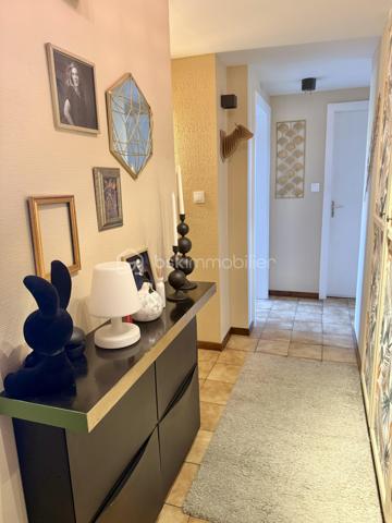 Venez découvrir cet appartement de 58,54 m² Carrez (72 m² au sol) faisant partie d’une petite copropriété de 6 logements.
Vendu libre de toute occupation, sans travaux à prévoir.

Le bien bénéficie d’une configuration modulable :
Configuration actuelle :
•	Un beau séjour lumineux agrandi grâce à l’ouverture d’une ancienne chambre, offrant une superficie de 28,14m² Carrez (33m² au sol)
•	Une chambre indépendante de 8,62 m² Carrez (14 m² au sol)
•	Une cuisine équipée
•	Une salle de bains
•	Des WC séparés avec point d’eau

Configuration d’origine possible :
La cloison d’origine étant conservée, il est possible de recréer facilement la deuxième chambre afin de retrouver la configuration initiale avec :
•	Un séjour de 17,54 m² Carrez
•	Une chambre de 10,60 m² Carrez (16 m² au sol)
•	Une chambre de 8,62 m² Carrez (14 m² au sol)

Le bien comprend également un balcon, une cave ainsi qu’une place de stationnement privative dans la cour à l’arrière de l’immeuble.
La copropriété dispose d’un jardin commun en bord de Bruche, offrant un cadre agréable avec une absence de vis-à-vis. L’immeuble est situé dans une rue peu passante, tout en restant proche des commerces, transports et commodités.

DPE : D – B. 
Compteurs d’eau et d’électricité individuels. Chauffage électrique. Immeuble raccordé à la fibre. Copropriété calme et bien entretenue. Nombreux espaces de rangement fonctionnels.