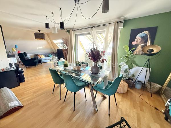 Venez découvrir cet appartement de 58,54 m² Carrez (72 m² au sol) faisant partie d’une petite copropriété de 6 logements.
Vendu libre de toute occupation, sans travaux à prévoir.

Le bien bénéficie d’une configuration modulable :
Configuration actuelle :
•	Un beau séjour lumineux agrandi grâce à l’ouverture d’une ancienne chambre, offrant une superficie de 28,14m² Carrez (33m² au sol)
•	Une chambre indépendante de 8,62 m² Carrez (14 m² au sol)
•	Une cuisine équipée
•	Une salle de bains
•	Des WC séparés avec point d’eau

Configuration d’origine possible :
La cloison d’origine étant conservée, il est possible de recréer facilement la deuxième chambre afin de retrouver la configuration initiale avec :
•	Un séjour de 17,54 m² Carrez
•	Une chambre de 10,60 m² Carrez (16 m² au sol)
•	Une chambre de 8,62 m² Carrez (14 m² au sol)

Le bien comprend également un balcon, une cave ainsi qu’une place de stationnement privative dans la cour à l’arrière de l’immeuble.
La copropriété dispose d’un jardin commun en bord de Bruche, offrant un cadre agréable avec une absence de vis-à-vis. L’immeuble est situé dans une rue peu passante, tout en restant proche des commerces, transports et commodités.

DPE : D – B. 
Compteurs d’eau et d’électricité individuels. Chauffage électrique. Immeuble raccordé à la fibre. Copropriété calme et bien entretenue. Nombreux espaces de rangement fonctionnels.