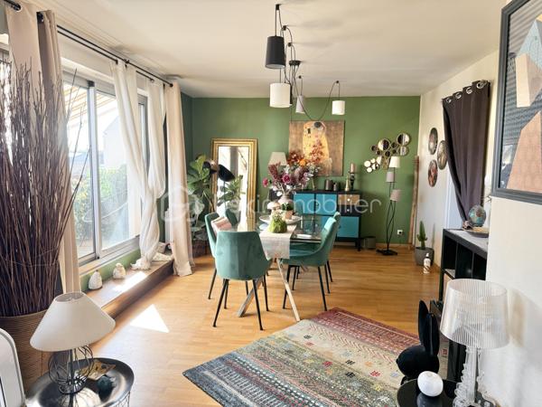 Venez découvrir cet appartement de 58,54 m² Carrez (72 m² au sol) faisant partie d’une petite copropriété de 6 logements.
Vendu libre de toute occupation, sans travaux à prévoir.

Le bien bénéficie d’une configuration modulable :
Configuration actuelle :
•	Un beau séjour lumineux agrandi grâce à l’ouverture d’une ancienne chambre, offrant une superficie de 28,14m² Carrez (33m² au sol)
•	Une chambre indépendante de 8,62 m² Carrez (14 m² au sol)
•	Une cuisine équipée
•	Une salle de bains
•	Des WC séparés avec point d’eau

Configuration d’origine possible :
La cloison d’origine étant conservée, il est possible de recréer facilement la deuxième chambre afin de retrouver la configuration initiale avec :
•	Un séjour de 17,54 m² Carrez
•	Une chambre de 10,60 m² Carrez (16 m² au sol)
•	Une chambre de 8,62 m² Carrez (14 m² au sol)

Le bien comprend également un balcon, une cave ainsi qu’une place de stationnement privative dans la cour à l’arrière de l’immeuble.
La copropriété dispose d’un jardin commun en bord de Bruche, offrant un cadre agréable avec une absence de vis-à-vis. L’immeuble est situé dans une rue peu passante, tout en restant proche des commerces, transports et commodités.

DPE : D – B. 
Compteurs d’eau et d’électricité individuels. Chauffage électrique. Immeuble raccordé à la fibre. Copropriété calme et bien entretenue. Nombreux espaces de rangement fonctionnels.