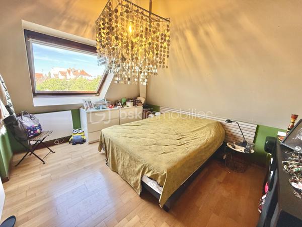 Venez découvrir cet appartement de 58,54 m² Carrez (72 m² au sol) faisant partie d’une petite copropriété de 6 logements.
Vendu libre de toute occupation, sans travaux à prévoir.

Le bien bénéficie d’une configuration modulable :
Configuration actuelle :
•	Un beau séjour lumineux agrandi grâce à l’ouverture d’une ancienne chambre, offrant une superficie de 28,14m² Carrez (33m² au sol)
•	Une chambre indépendante de 8,62 m² Carrez (14 m² au sol)
•	Une cuisine équipée
•	Une salle de bains
•	Des WC séparés avec point d’eau

Configuration d’origine possible :
La cloison d’origine étant conservée, il est possible de recréer facilement la deuxième chambre afin de retrouver la configuration initiale avec :
•	Un séjour de 17,54 m² Carrez
•	Une chambre de 10,60 m² Carrez (16 m² au sol)
•	Une chambre de 8,62 m² Carrez (14 m² au sol)

Le bien comprend également un balcon, une cave ainsi qu’une place de stationnement privative dans la cour à l’arrière de l’immeuble.
La copropriété dispose d’un jardin commun en bord de Bruche, offrant un cadre agréable avec une absence de vis-à-vis. L’immeuble est situé dans une rue peu passante, tout en restant proche des commerces, transports et commodités.

DPE : D – B. 
Compteurs d’eau et d’électricité individuels. Chauffage électrique. Immeuble raccordé à la fibre. Copropriété calme et bien entretenue. Nombreux espaces de rangement fonctionnels.
