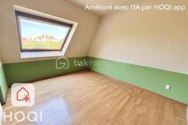 Venez découvrir cet appartement de 58,54 m² Carrez (72 m² au sol) faisant partie d’une petite copropriété de 6 logements.
Vendu libre de toute occupation, sans travaux à prévoir.

Le bien bénéficie d’une configuration modulable :
Configuration actuelle :
•	Un beau séjour lumineux agrandi grâce à l’ouverture d’une ancienne chambre, offrant une superficie de 28,14m² Carrez (33m² au sol)
•	Une chambre indépendante de 8,62 m² Carrez (14 m² au sol)
•	Une cuisine équipée
•	Une salle de bains
•	Des WC séparés avec point d’eau

Configuration d’origine possible :
La cloison d’origine étant conservée, il est possible de recréer facilement la deuxième chambre afin de retrouver la configuration initiale avec :
•	Un séjour de 17,54 m² Carrez
•	Une chambre de 10,60 m² Carrez (16 m² au sol)
•	Une chambre de 8,62 m² Carrez (14 m² au sol)

Le bien comprend également un balcon, une cave ainsi qu’une place de stationnement privative dans la cour à l’arrière de l’immeuble.
La copropriété dispose d’un jardin commun en bord de Bruche, offrant un cadre agréable avec une absence de vis-à-vis. L’immeuble est situé dans une rue peu passante, tout en restant proche des commerces, transports et commodités.

DPE : D – B. 
Compteurs d’eau et d’électricité individuels. Chauffage électrique. Immeuble raccordé à la fibre. Copropriété calme et bien entretenue. Nombreux espaces de rangement fonctionnels.