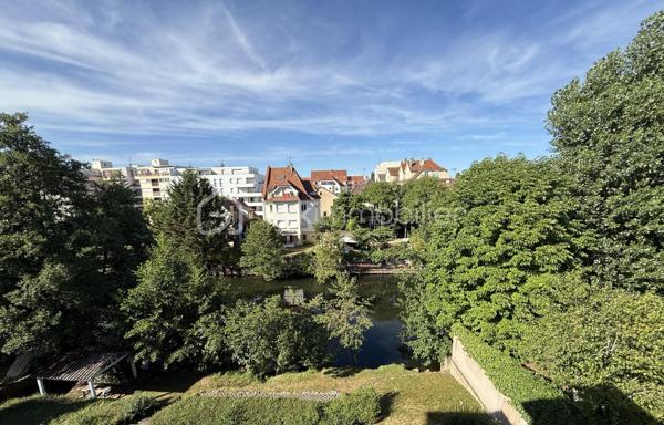Venez découvrir cet appartement de 58,54 m² Carrez (72 m² au sol) faisant partie d’une petite copropriété de 6 logements.
Vendu libre de toute occupation, sans travaux à prévoir.

Le bien bénéficie d’une configuration modulable :
Configuration actuelle :
•	Un beau séjour lumineux agrandi grâce à l’ouverture d’une ancienne chambre, offrant une superficie de 28,14m² Carrez (33m² au sol)
•	Une chambre indépendante de 8,62 m² Carrez (14 m² au sol)
•	Une cuisine équipée
•	Une salle de bains
•	Des WC séparés avec point d’eau

Configuration d’origine possible :
La cloison d’origine étant conservée, il est possible de recréer facilement la deuxième chambre afin de retrouver la configuration initiale avec :
•	Un séjour de 17,54 m² Carrez
•	Une chambre de 10,60 m² Carrez (16 m² au sol)
•	Une chambre de 8,62 m² Carrez (14 m² au sol)

Le bien comprend également un balcon, une cave ainsi qu’une place de stationnement privative dans la cour à l’arrière de l’immeuble.
La copropriété dispose d’un jardin commun en bord de Bruche, offrant un cadre agréable avec une absence de vis-à-vis. L’immeuble est situé dans une rue peu passante, tout en restant proche des commerces, transports et commodités.

DPE : D – B. 
Compteurs d’eau et d’électricité individuels. Chauffage électrique. Immeuble raccordé à la fibre. Copropriété calme et bien entretenue. Nombreux espaces de rangement fonctionnels.