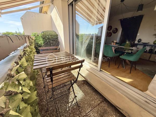 Venez découvrir cet appartement de 58,54 m² Carrez (72 m² au sol) faisant partie d’une petite copropriété de 6 logements.
Vendu libre de toute occupation, sans travaux à prévoir.

Le bien bénéficie d’une configuration modulable :
Configuration actuelle :
•	Un beau séjour lumineux agrandi grâce à l’ouverture d’une ancienne chambre, offrant une superficie de 28,14m² Carrez (33m² au sol)
•	Une chambre indépendante de 8,62 m² Carrez (14 m² au sol)
•	Une cuisine équipée
•	Une salle de bains
•	Des WC séparés avec point d’eau

Configuration d’origine possible :
La cloison d’origine étant conservée, il est possible de recréer facilement la deuxième chambre afin de retrouver la configuration initiale avec :
•	Un séjour de 17,54 m² Carrez
•	Une chambre de 10,60 m² Carrez (16 m² au sol)
•	Une chambre de 8,62 m² Carrez (14 m² au sol)

Le bien comprend également un balcon, une cave ainsi qu’une place de stationnement privative dans la cour à l’arrière de l’immeuble.
La copropriété dispose d’un jardin commun en bord de Bruche, offrant un cadre agréable avec une absence de vis-à-vis. L’immeuble est situé dans une rue peu passante, tout en restant proche des commerces, transports et commodités.

DPE : D – B. 
Compteurs d’eau et d’électricité individuels. Chauffage électrique. Immeuble raccordé à la fibre. Copropriété calme et bien entretenue. Nombreux espaces de rangement fonctionnels.
