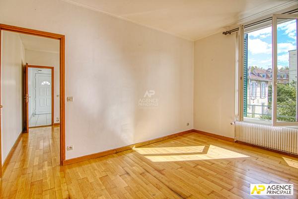 Versailles Montreuil Appartement 2 pièces 40.36 m2 carrez situé au 1er et dernier étage avec jardin privatif et box €300 000 ** - Référence 25698