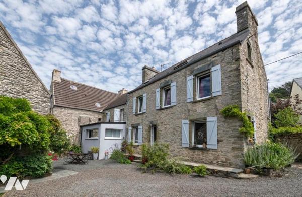 TOURLAVILLE -Maison en pierre de pays avec dépendances