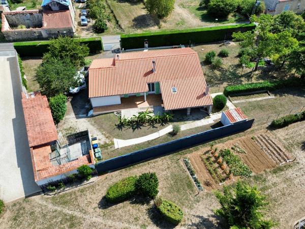 DOIX LES FONTAINES 85200 AGREABLE MAISON SEMI PLAIN PIED 3 CHAMBRES AVEC ANNEXES ET JARDIN 1500M² CLOS