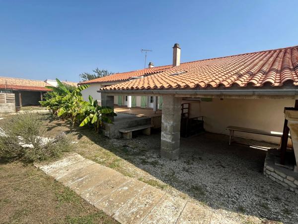 DOIX LES FONTAINES 85200 AGREABLE MAISON SEMI PLAIN PIED 3 CHAMBRES AVEC ANNEXES ET JARDIN 1500M² CLOS