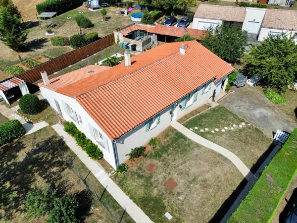 DOIX LES FONTAINES 85200 AGREABLE MAISON SEMI PLAIN PIED 3 CHAMBRES AVEC ANNEXES ET JARDIN 1500M² CLOS