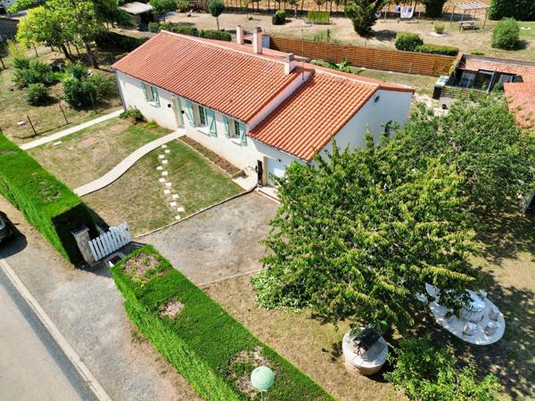 DOIX LES FONTAINES 85200 AGREABLE MAISON SEMI PLAIN PIED 3 CHAMBRES AVEC ANNEXES ET JARDIN 1500M² CLOS